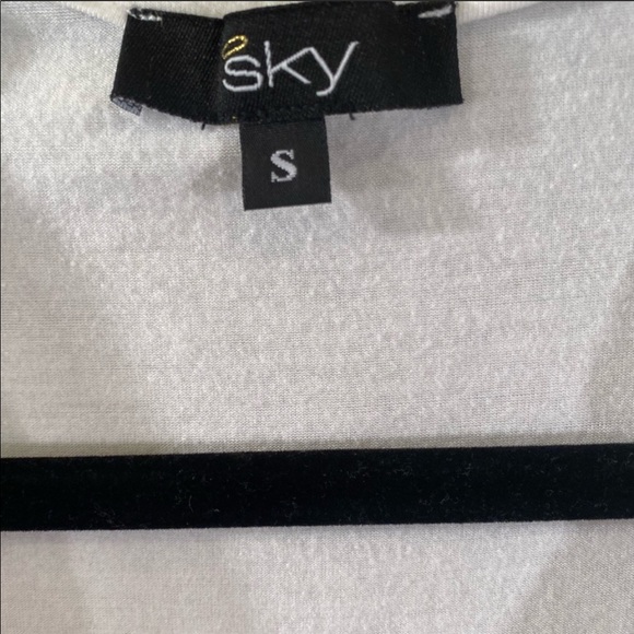 SKY brand Top w Flower Embellishments. Small - Picture 4 of 4